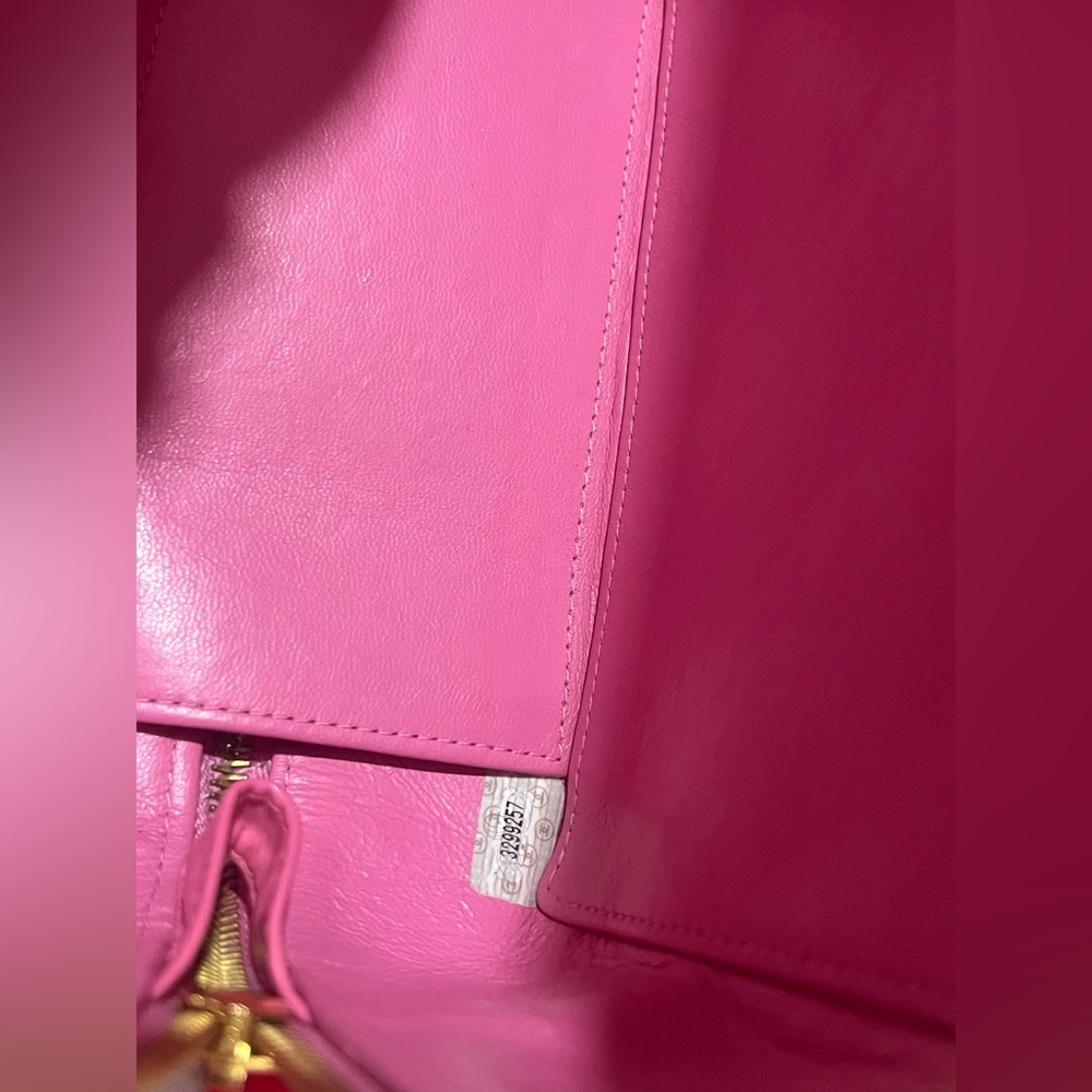 Rare🎀Chanel Barbie Pink 24K gold plated Hardwear vanity‼️ Bag charm Not included - Picture 10 of 16